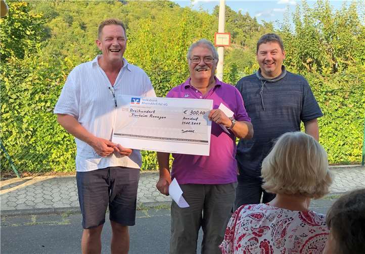 Wolfgang Langenbach (Mitte) übergab im Beisein von Peter Günther (r.) die Geldspende an Claus-Peter Krah (l.) vom Tierheim Remagen. Foto: privat