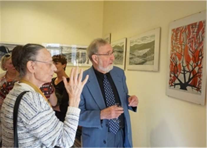 Wolfgang Lemhöfer bei der Erklärung des Bildes „Der brennende Dornbusch“ (Linolschnitt 1977).