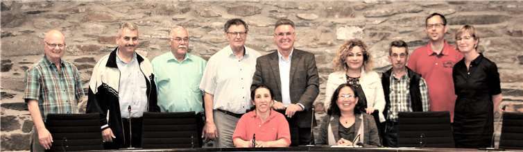 Wolfgang Lübke (5. v.l.) mit einigen Beiratsmitgliedern und Mitgliedern von den CDU, SPD und FWG Fraktionen.