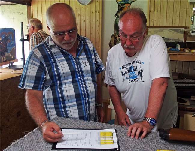 Wolfgang Maak und Jürgen Diewald leiteten eine reibungslose Wildscheiben-Saison. Foto: Claus Sch, CS Bild