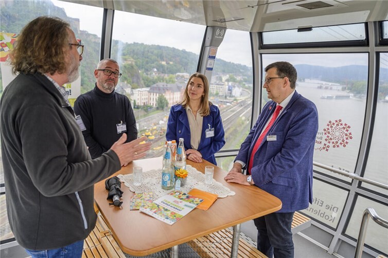 Wolfgang Meyer (Weltladen Koblenz, li.) im Gespräch mit Prof. Dr. Stefan Wehner, Präsident der Universität Koblenz (re.), gemeinsam mit Achim Trautmann und Lea Kessler von der Fair-Trade-Steuerungsgruppe. Foto: Jennifer Zumbusch