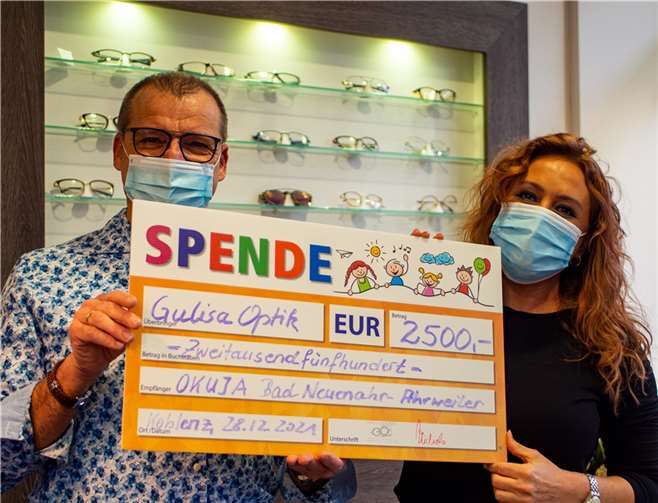 Wolfgang Michels, Inhaber von Gulisa-Optik in Koblenz-Güls, überreicht den Spendenscheck an Julia Goray, Inhaberin der Koblenzer Haarmanufaktur.Foto: Bettina Manuela Hambuch