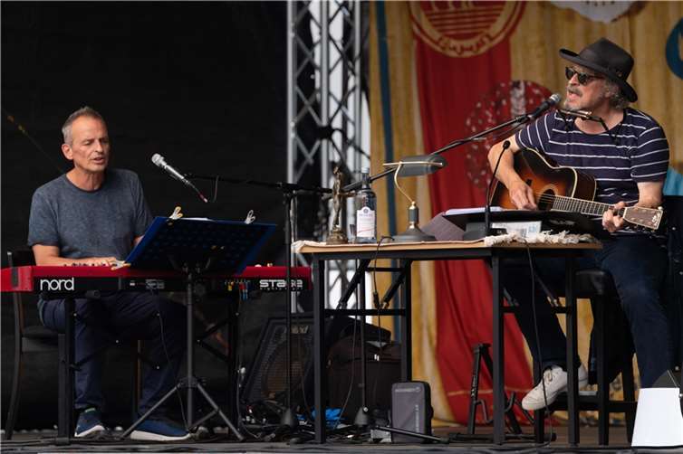 Mehr als 30.000 Euro erspielt Wolfgang Niedecken (re.) und Mike Herting erspielten mehr als 30.000 Euro für die Flutopferhilfe.Foto: Schloss Engers
