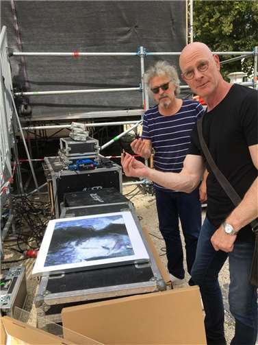 Dreimal Bob Dylan für die Ahr Wolfgang Niedecken und Sebastian Krüger beim signieren der Bilder.Foto: Andrea Faustmann