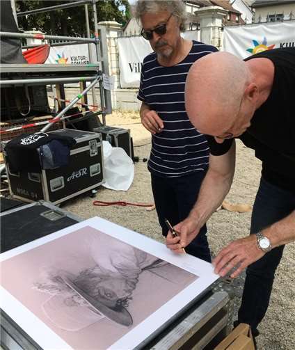 Wolfgang Niedecken und Sebastian Krüger signieren die Bilder.Foto: Andrea Faustmann