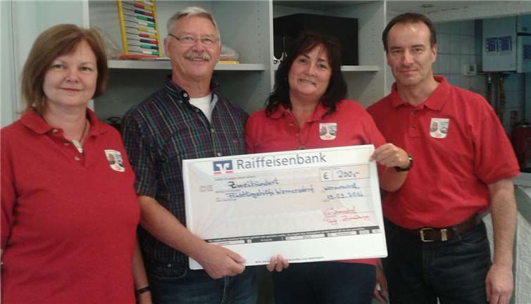 Wolfgang Paulowicz nahm im Namen des Flüchtlingshelferkreises den Spendenscheck der Wormersdorfer Karnevalisten entgegen. privat