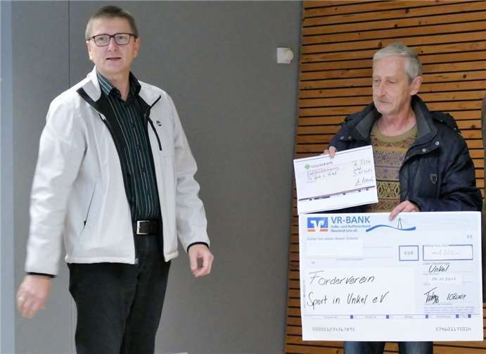 Wolfgang Plöger freute sich über die Spende des SV Unkel, die Dr. Andreas Bauch überreichte. privat