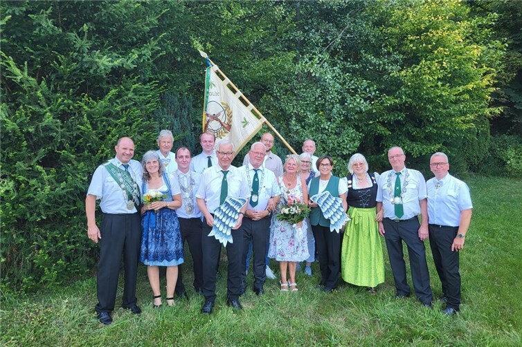 Wolfgang Pogodzik landete beim Königsschießen der Waldbreitbacher St. Sebastianer denVolltreffer und freut sich mit den Pfänderschützen und der ganzen Schützen-Schar aus dem Wiedtalauf die nächsten Aktivitäten. Foto: Andrea Reiprich