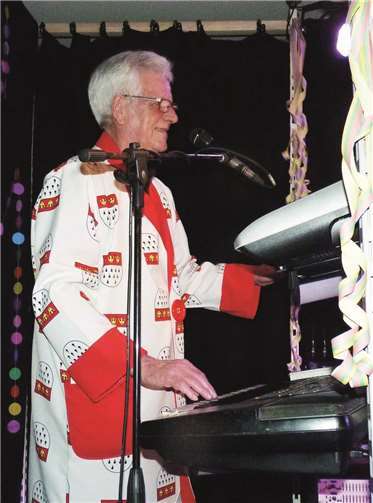 Wolfgang Portz heizte dem Publikum musikalisch mächtig ein.