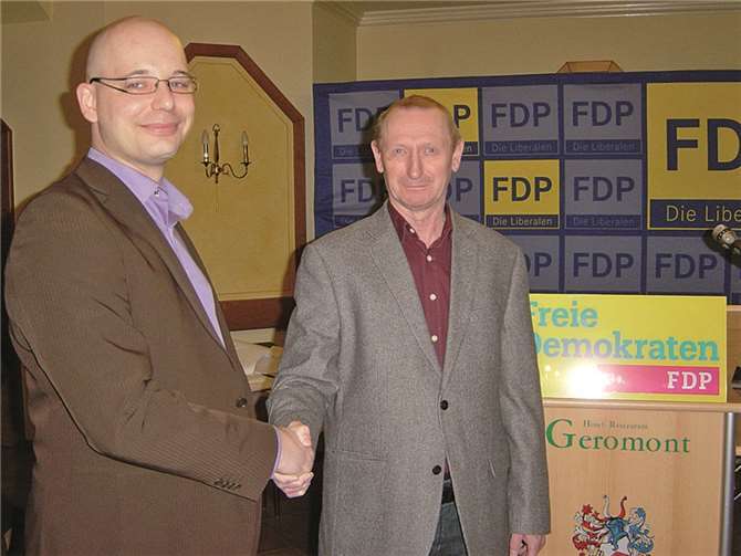 Wolfgang Probst (r.) gratuliert dem neuen Vorsitzenden Tobias Indefrei.privat