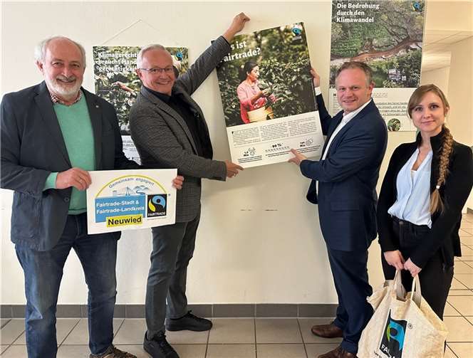 Wolfgang Rahn, Vorsitzender der Lokalen Agenda, Landrat Achim Hallerbach, Oberbürgermeister Jan Einig und Klimaanpassungsmanagerin Angelina Zahn (von links) packten selbst mit an, um die Foto-Ausstellung an Ort und Stelle anzubringen.  Foto: Thomas Herschbach