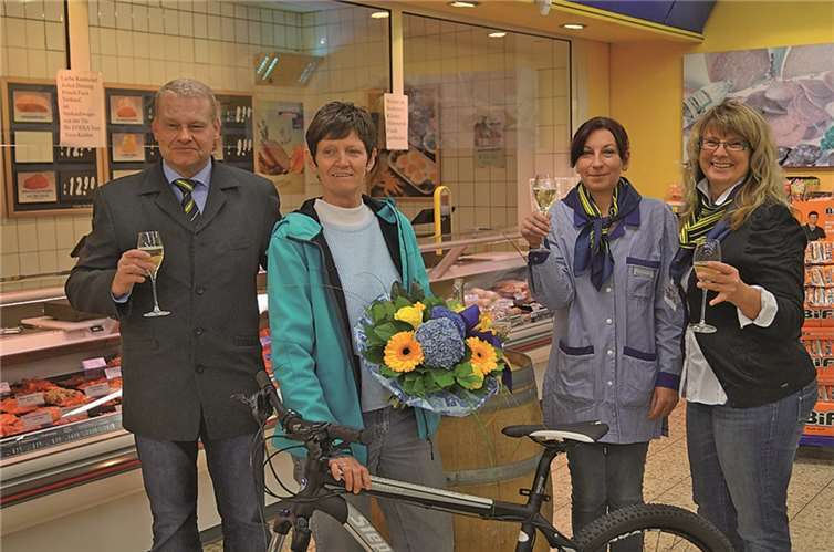 Wolfgang Reber (l.) und Marktleiterin Christel Albert-Lenz (r.) vom Edekamarkt in Treis-Karden freuten sich mit Metzgerei-Fachverkäuferin Petra Cornely und der glücklichen Gewinnerin Stefanie Sesterhenn.MT