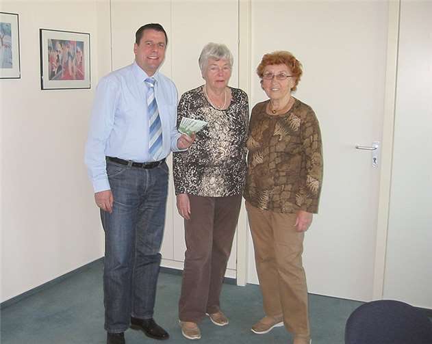 Wolfgang Rösner nimmt für den „Notfond Jugendhilfe“ dankend die Spende der CDU-Frauen entgegen.privat