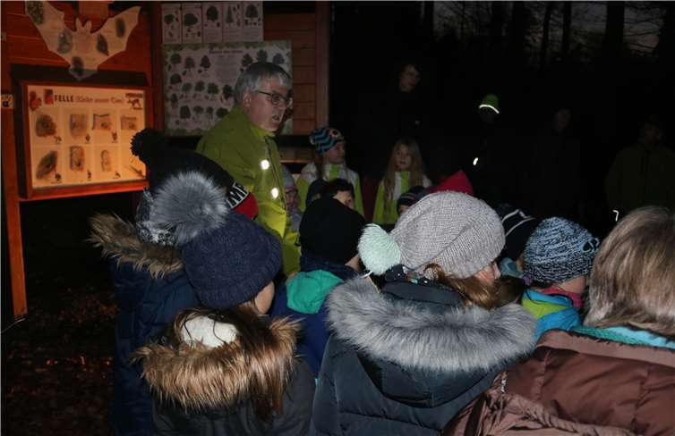 Wolfgang Runkel erzählte dasMärchen vom Sterntaler. Fotos: UP