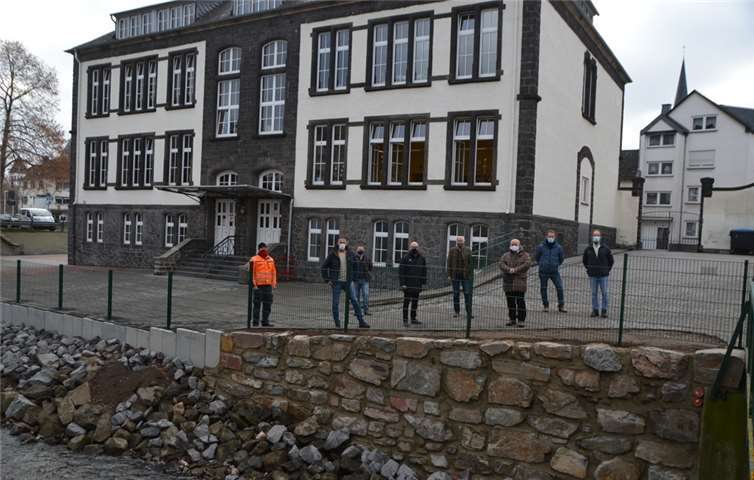 Wolfgang Saur (v.li.n.re.) vom Betriebshof der Stadt Mayen, Bernd May als Vertreter der Firma Horst Schulz Bauunternehmung GmbH, Frank Reicherts von der Tiefbauabteilung der Stadtverwaltung, Oberbürgermeister Dirk Meid, Bürgermeister Bernard Mauel, Schulleiter Stefan Ostrominski, Norbert May von der Tiefbauabteilung der Stadtverwaltung und Hausmeister Jakob Müller. Foto: Jacqueline Blang/Stadt Mayen