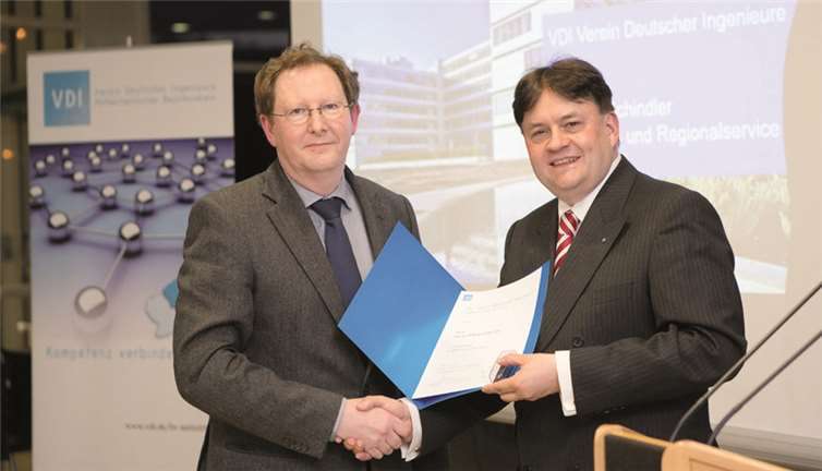 Wolfgang Schäfer (links) erhielt die Urkunde und das Ehrenabzeichen von Jürgen R. Dietrichprivat