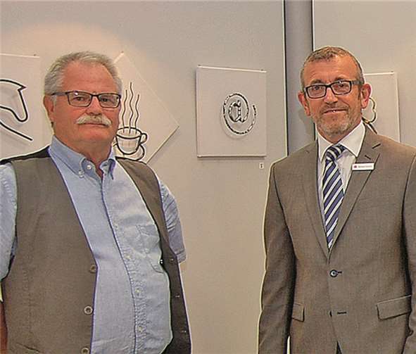 Wolfgang Schmidt (l.) zusammen mit Reinhard Schmitz, dem Leiter der Geschäftsstelle, anlässlich der Ausstellungseröffnung.privat