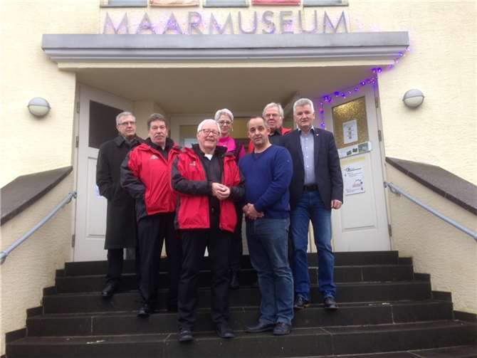 Wolfgang Schmitz, Verbandsbürgermeister a.D. und Vorsitzender des Vereins „Maarmuseum Manderscheid e.V., DVG-Sekretär Wolfgang Riedel, Dr. Martin Koziol, Museumsleiter, DVG-Sprecher Heinz Lempertz, DVG-Geschäftsführer Wolfgang Kostka, DVG-Vorstandsmitglied Walter Müller und als Gast die Leiterin des Vulkanhauses in Strohn (von links). DVG-Pressestelle