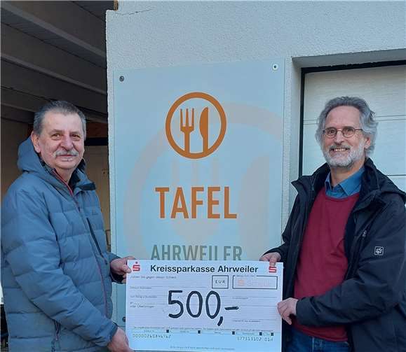 Wolfgang Schneider, Vorsitzender des MGV, (rechts) und Klaus Dicks (nicht auf dem Foto) überreichten der „Tafel Ahrweiler“ 500 Euro. Detlef Weinert, ehrenamtlicher Tafelmitarbeiter, (links) bedankte sich herzlich für die Spende. Foto: privat