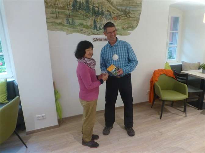 Wolfgang Scholz übergibt den Obernhofer Pilgerstempel an Fumiko Jensen. Fotos: privat
