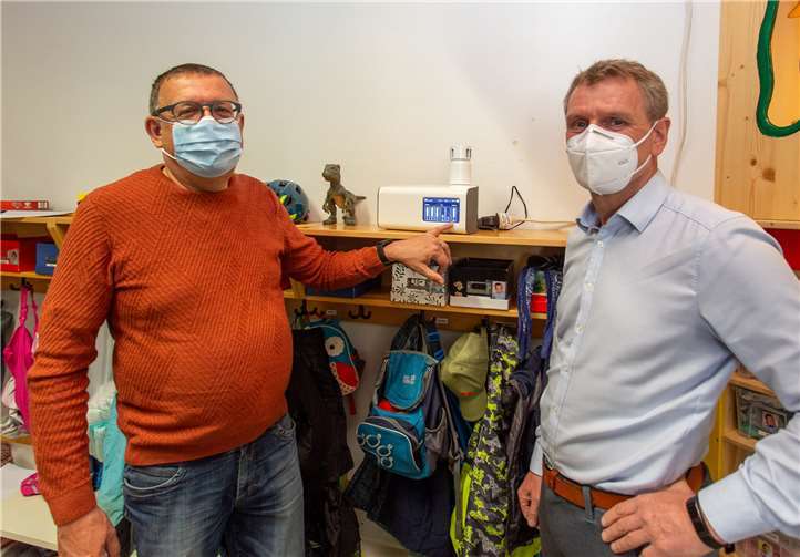Wolfgang Schreiner vom SGS Institut Fresenius und Matthias Baun führen Messungen über die Wirksamkeit von Luftreinigern in der Kita Sonnenschein durch.