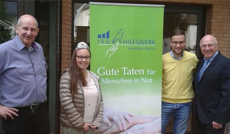 Wolfgang Schröck (l.), Weinkönigin Anne Lanzerath und Ortsvorsteher Gregor Sebastian (r.) sammelten in Walporzheim Spenden für das „Hospiz im Ahrtal“. -DU-
