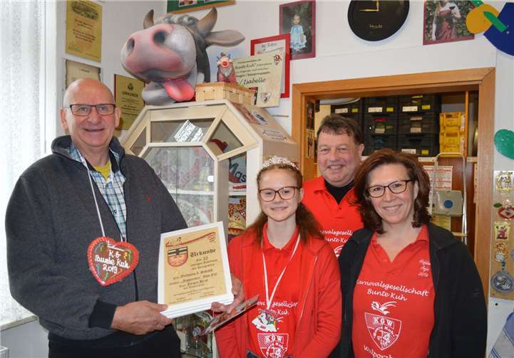 Wolfgang Schröck war vor einem Vierteljahrhundert Tollität der KG Bunte Kuh und erhielt zum Prinzenjubiläum eine Urkunde.