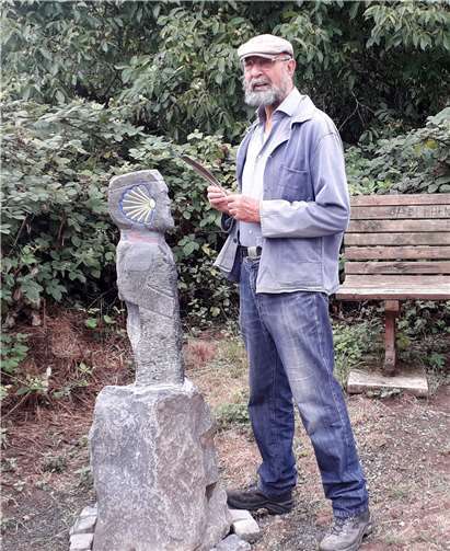Wolfgang Springer mit der von ihm geschaffenen Stele. Foto: privat