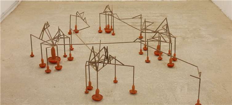 Wolfgang Steele, Netzwerk, 2019: Der Künstler Wolfgang Steele platzierte Keramikpilze auf glasierten Schirmen, die durch ein abstraktes Gewirr aus Nussbaumleisten verbunden sind. Der sichtbare Pilz ist nur der Fruchtkörper, das eigentliche Lebewesen das Mycel. Ausdehnung und Beschaffenheit entzieht sich oft der Vorstellungskraft. Ein Sinnbild des gesamten natürlichen Systems, das wir Menschen nur ansatzweise verstehen. Fotos: GBA