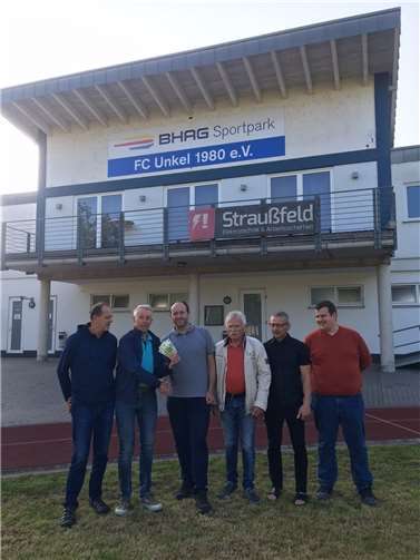 Wolfgang Steube und Kurt Werheit überbrachten das Geld zusammen mit dem Ex-Vorsitzenden Leo Klevenhaus (4. v.l.) an FC-Geschäftsführer Thorsten Straußfeld, den 1. Vorsitzenden Andreao Parketny und Schatzmeister Carsten Coosmann (3., 5. und 6. v.l.).  Foto: privat