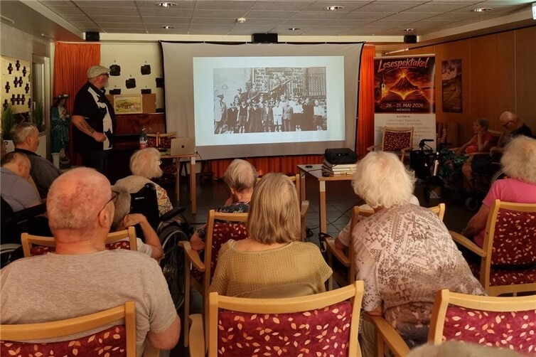 Wolfgang Süß ließ mit Fotos aus vergangener Zeit Erinnerungen bei den Bewohnerinnen und Bewohnern des Altenheims Marienstift aufkommen.