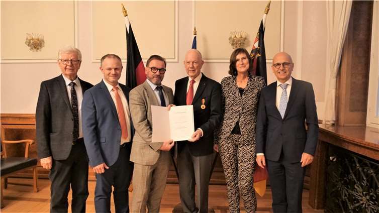 Wolfgang Sulzbacher ist von SGD-Präsident Wolfgang Treis mit der Landesverdienstmedaille ausgezeichnet worden. „Hoch verdient“, finden (von links) Kreis-Beigeordneter Werner Wittlich, Neuwieds Oberbürgermeister Jan Einig, Dr. Sylvia Brathuhn und Dr. Georg Reifferscheid.  Foto: SGD Nord/Lena Brohl