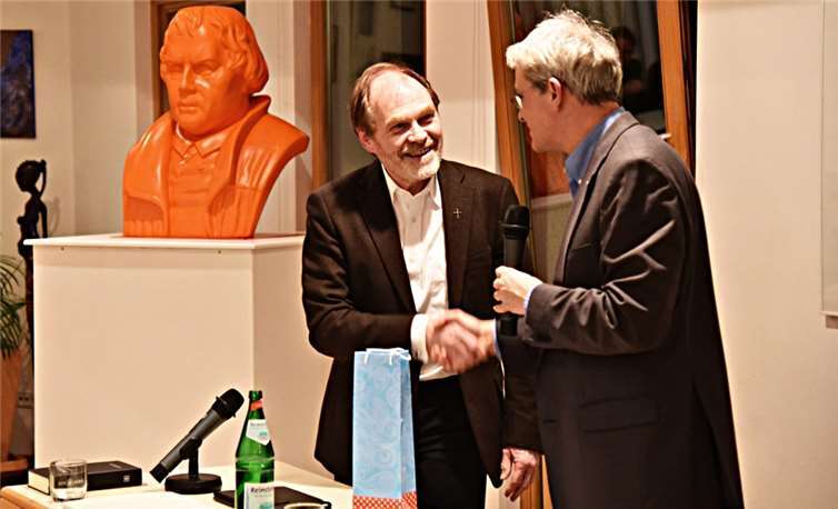 Wolfgang Thielmann (Mitte) mit Pfarrer Schmitz-Valadier.Privat