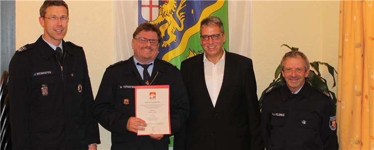 Wolfgang Tophoven ist der neue „alte“ Wehrführer von Holler. Zu Wahl gratulierten der Erste Beigeordnete Andree Stein sowie Jens Weinriefer (links) und Hans-Joachim Klimke von der Wehrleitung.Foto: privat