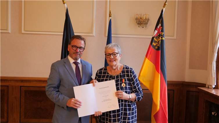 Wolfgang Treis händigte die Verdienstmedaille des Landes Rheinland-Pfalz an Beate Dietl aus Neuwied aus. Foto: SGD Nord