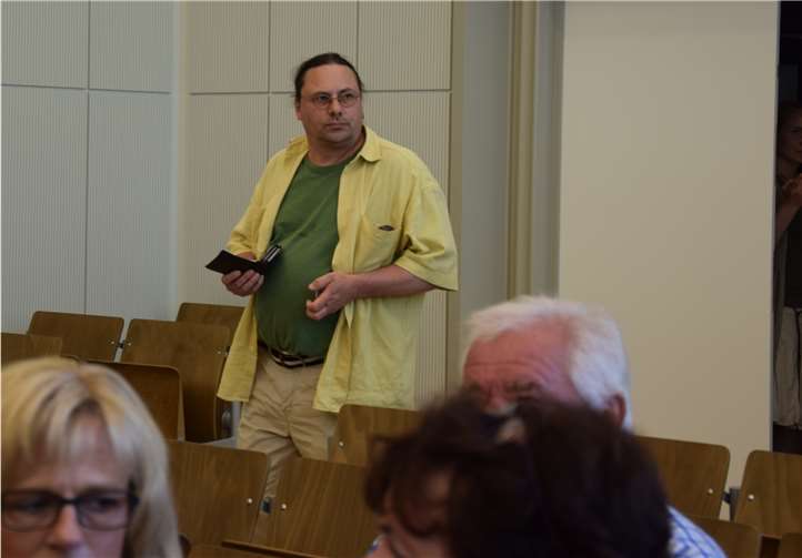 Wolfgang Wagner (Mitte) betroffener Vater ist enttäuscht vom Prozessauftakt.