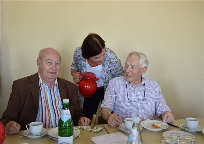 Wolfgang Waldorf (85) (l.) und Franz Schlich (83) (r.) ließen sich von den Pro Mendig e.V. Mitgliedern verwöhnen.