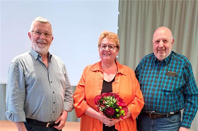 Wolfgang Walter bedankte sich bei Waltraud und Josef Schmaus für die langjährige Vorstandsarbeit (von links).Foto: Klaus Krumscheid
