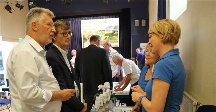 Wolfgang Walter, der stellv. Vorsitzendedes Seniorenbeirates und Bürgermeister Hans-Günter Fischer am Stand vom Vitalis Gesundheitszentrum