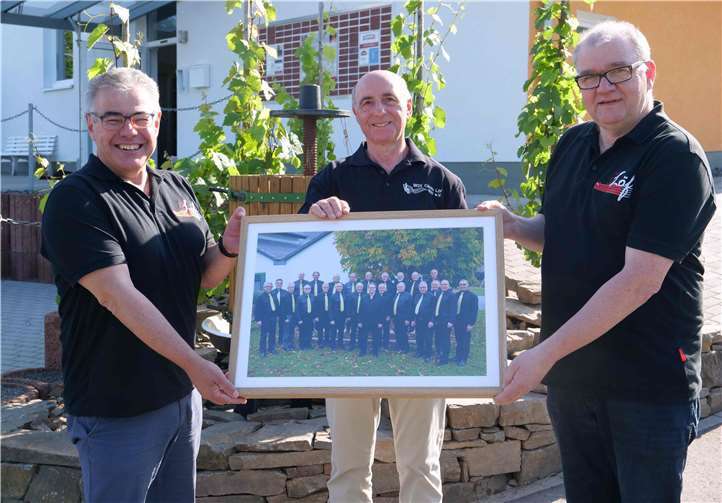 Wolfgang Weber und Werner Zenz überreichen Rudi Zenz ein Geschenk. Foto: privat