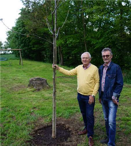 Wolfgang Wilke, Zweiter Vorsitzender, und Manfred Tippmann, Erster Vorsitzender, am neu gepflanzten Baum.Foto: privat
