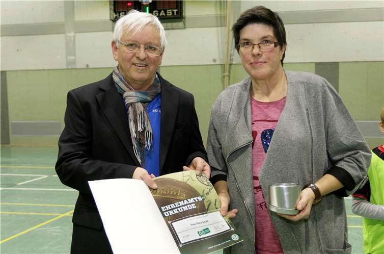 Wolfgang Winter, Ehrenamtsbeauftragter des Fußballkreises Rhein/Ahr, war eigens nach Adenau gekommen, um Petra Streit die verdiente Auszeichnung zu überreichen.