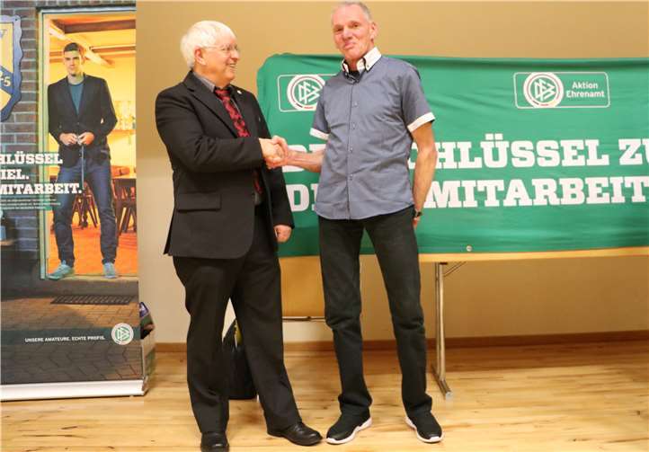 Wolfgang Winter gratuliert dem Ehrenamtspreisträger Rüdiger Geuthner.