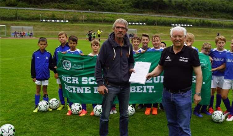 Wolfgang Winter überreicht Peter Nievelstein die Urkunde und die Ehrennadel.Foto: privat