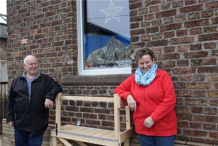 Wolfgang und Karin Lehnen-Söller freuen sich auf viele Besucher an ihrem Weihnachtsfenster. Foto: privat