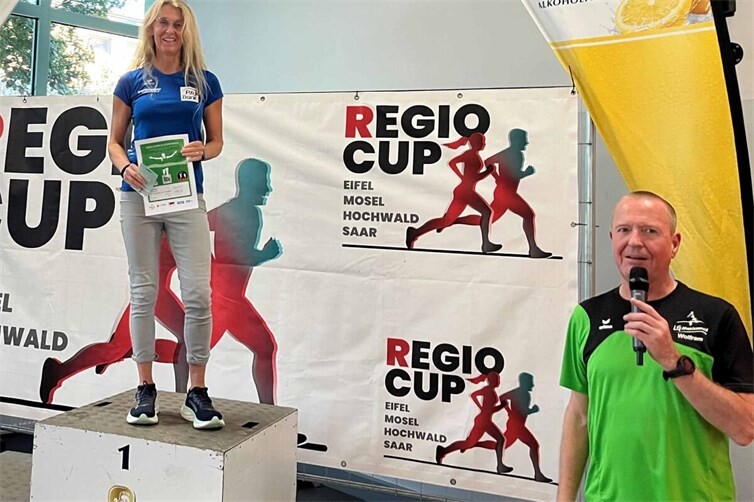 Wolfram Braun ehrt Andrea Dahm für den 1.Platz der W55