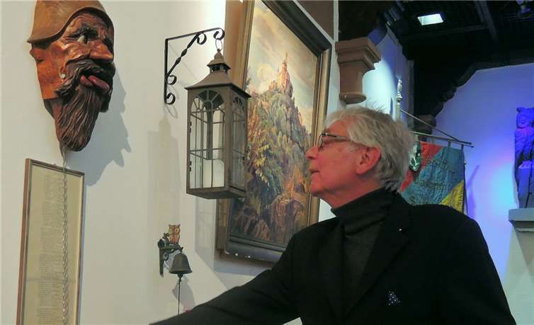 Wolfram Heidelmayer demonstriert die tadellose Funktion des Augenrollers.