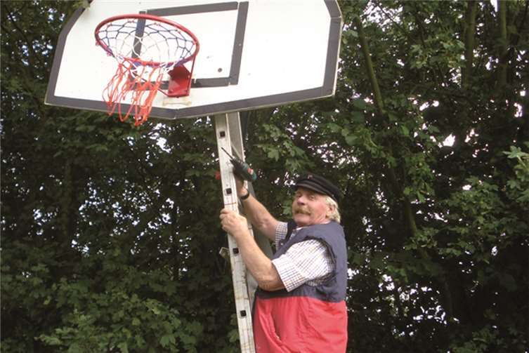 Wolfram Krall bei der Montage.Privat