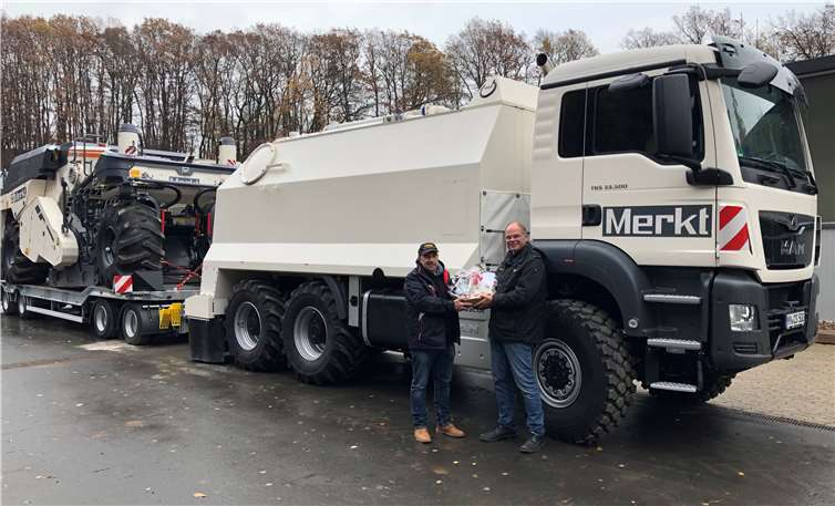 Wolfram Merkt überreichte das Jubiläumsgeschenk an Franz-Josef Reuter sein. Privat