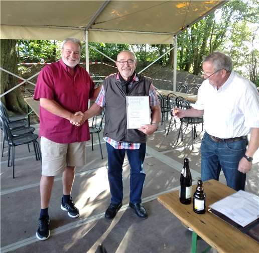 Wolfram Niederelz (Mitte) wurde im Beisein des ersten Vorsitzenden des MGV Mendig Jörg Wienpahl (1.v.l.) für 50 Jahre aktives Singen durch Peter Weiler (1.v.r.) (Chorverband Mayen) mit der Ehrennadel des Chorverbandes Mayen ausgezeichnet